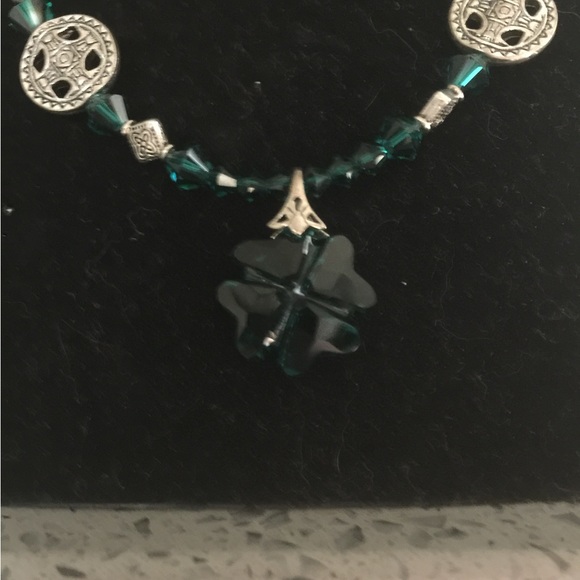 Set of Swarovski crystal Celtic pendant and matching earrings - Picture 3 of 6